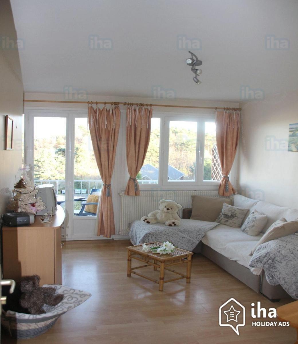 Les Pieds Dans L'Eau Apartment Murol Bagian luar foto